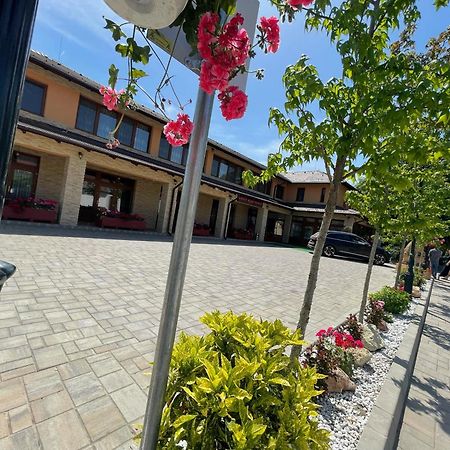 Voeroes Alom Panzio Bed & Breakfast Tiszakecske Exterior photo